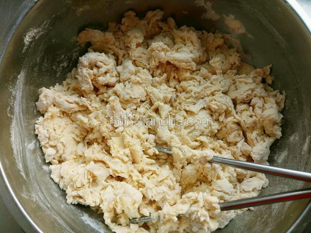 玉米面，白面，泡打粉滚和均匀，酵母粉用温水泡匀，活到面里，共加350ml水将面活成絮状，底下没有干面
