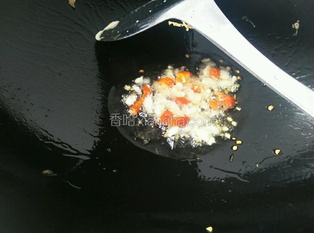 利用锅中余油，小火爆香蒜和红椒