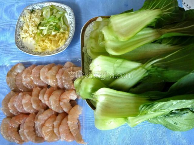 油菜瓣开用盐泡10分钟后洗净，捞出滤干水，虾仁去腥线洗净，葱姜蒜切碎备用。

