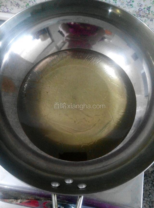 开火锅内放油烧制七成热