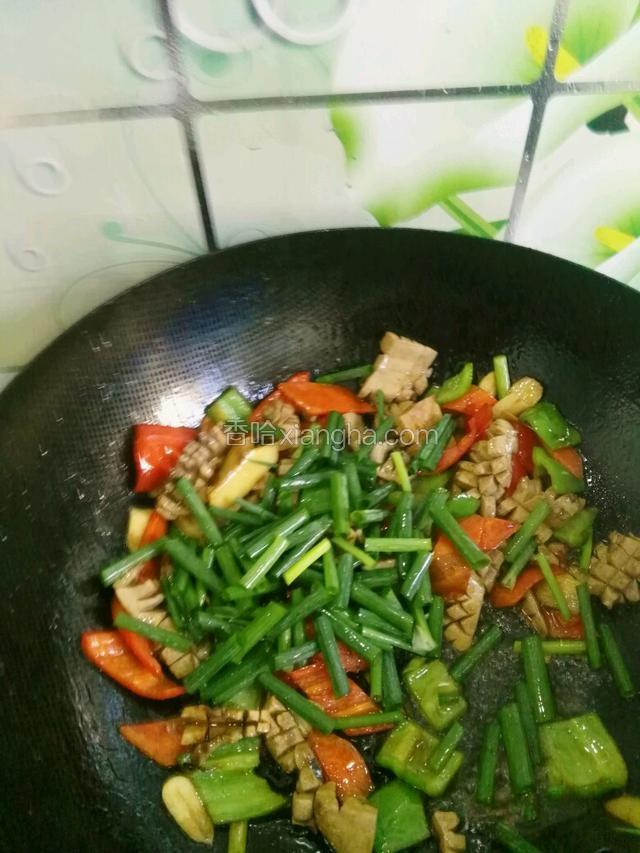 下葱叶炒至变色调入鸡粉