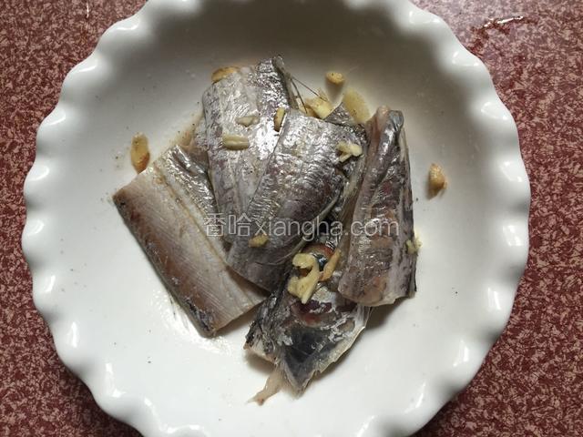 带鱼洗净斩段，用姜丝和蒜末，适量的盐和椒盐抓匀腌制半小时