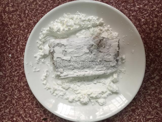 把带鱼的腌料去掉，放在淀粉上滚一滚，让其表面裹上一层薄薄的淀粉