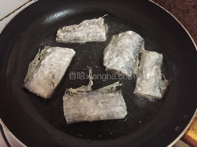 平底锅倒入适量的油烧至六七成热时放入带鱼，小火煎至表面金黄色