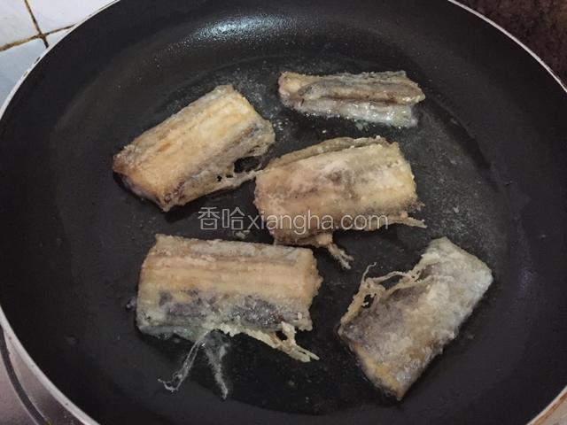 翻另一面煎至表面金黄色即可关火