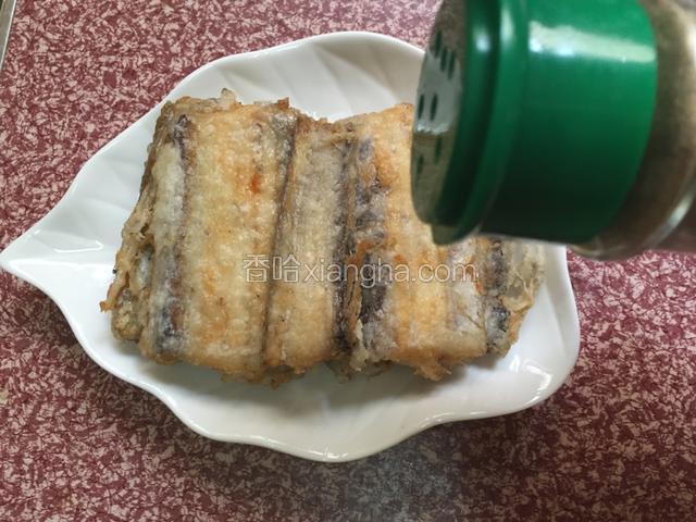 盛放在盘子，撒上椒盐即可食用