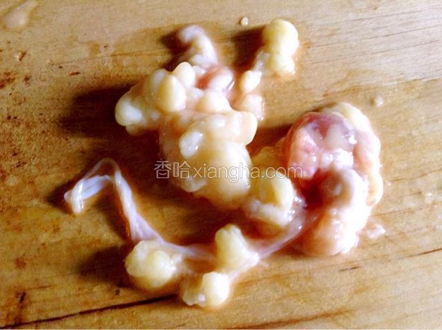 撕去鸡脖子上的油脂。