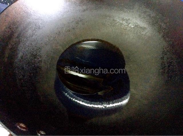 锅中放入适量的油烧热。