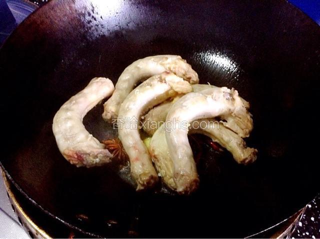 放入鸡脖子。