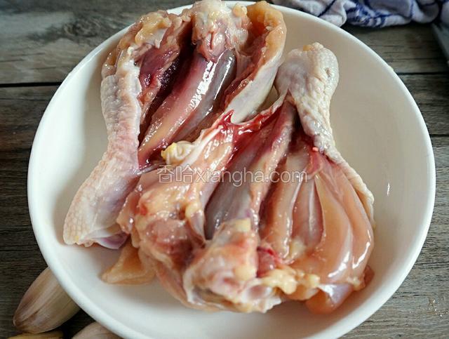 鸡腿用剪刀剪开一边  放便入味 加盐  油 料酒调制十分钟
