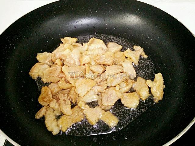 锅里放适量油烧热，倒入肉片炒至变色。