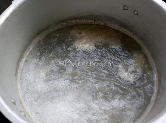 排骨倒锅里，水开以后开几分钟，然后盖上盖，压15分钟，15分钟后关火，