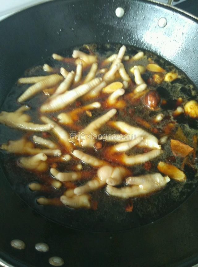 倒入鸡爪，加入料酒，盖上锅盖烧开后转中小火煮至鸡爪软烂，中间轻轻翻动几次，注意不要把鸡爪皮弄破影响美观。我喜欢把鸡爪煮烂一点，能轻易把鸡爪上的筋咬下来吃起来最过瘾。