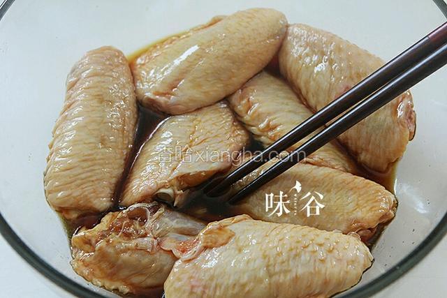 鸡翅洗净后用牙尖戳一些小孔方便入味，把生抽、料酒、糖混合在一起，鸡翅倒入腌制半个小时。
