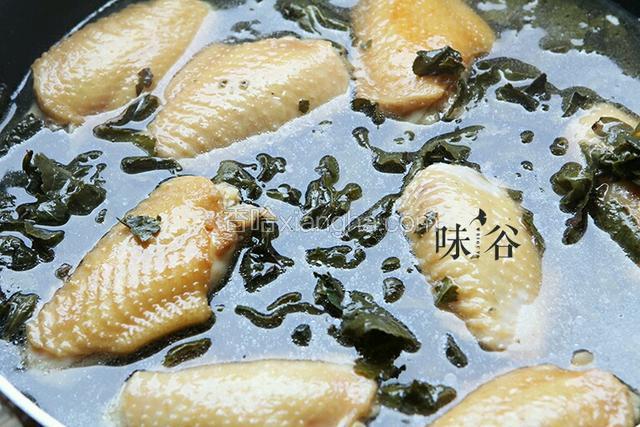 大火滚后小火焖煮30分钟即可。