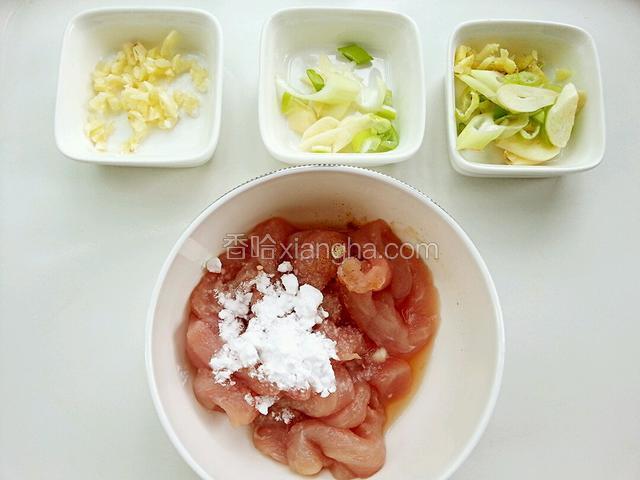将腌肉用料放入肉里拌匀，腌十分钟；葱姜蒜一个、葱蒜一个，还有个蒜切成蒜末