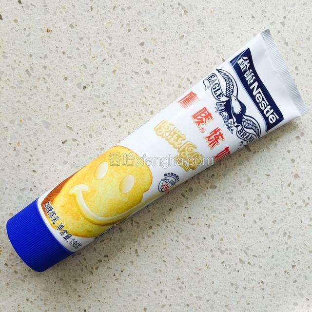 取用适量炼乳。