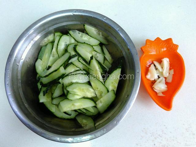 黄瓜洗净切片，蒜头去皮洗净拍碎