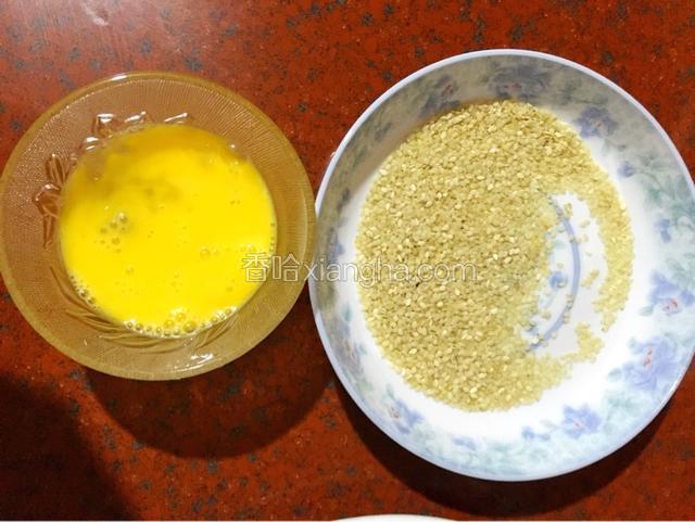 鸡蛋打散、芝麻放入盘中备用
