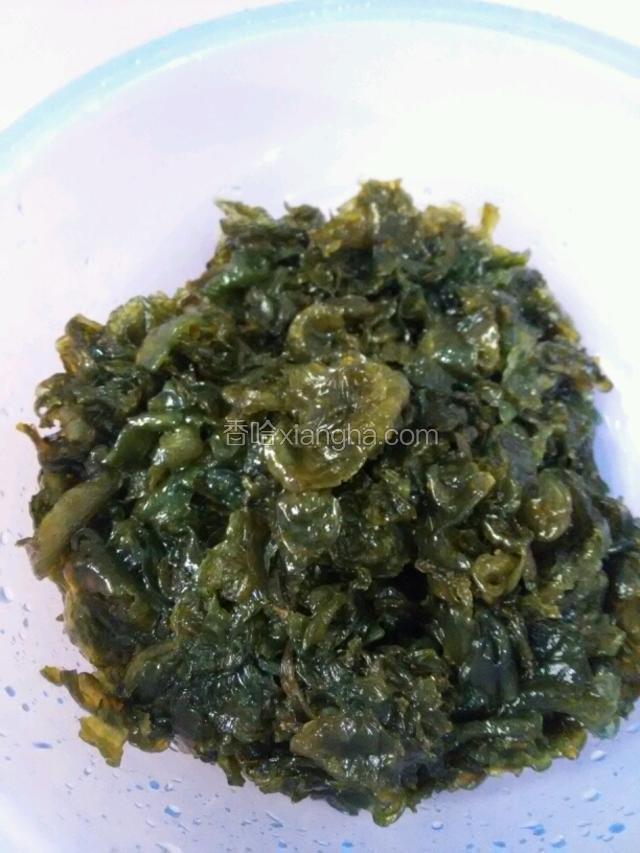 将买回的地皮洗干净，控干水