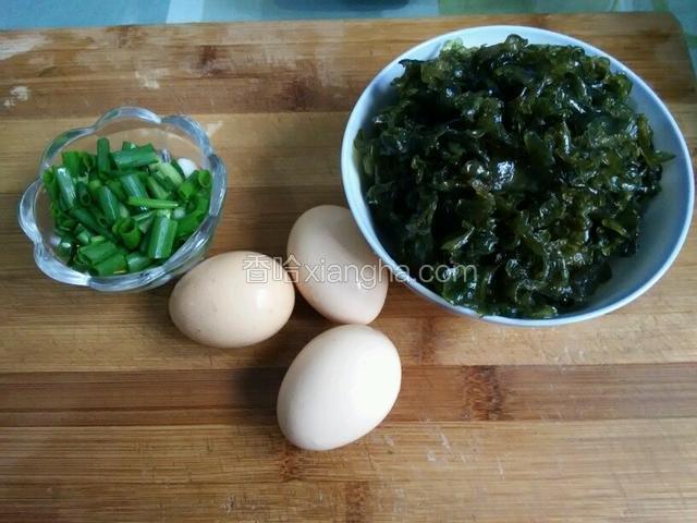 准备三个土鸡蛋，葱切段