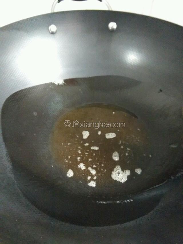 热锅放油烧至六成热