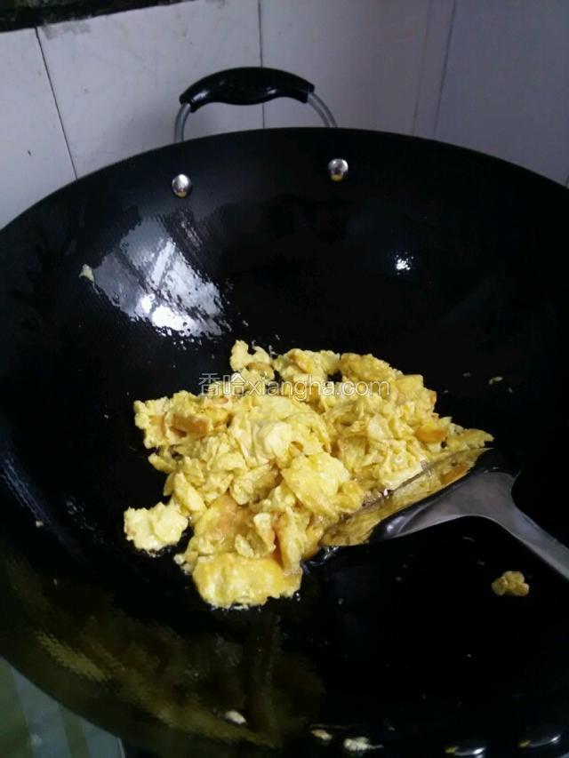 用锅铲不断翻炒使其成小块状，用碗盛出