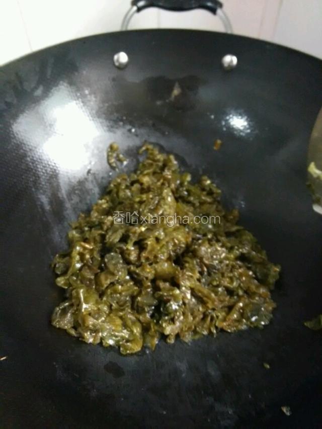 用煎蛋剩下的油无需再加油，倒入地皮翻炒一会放盐