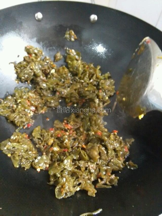 放入一勺剁辣椒炒匀