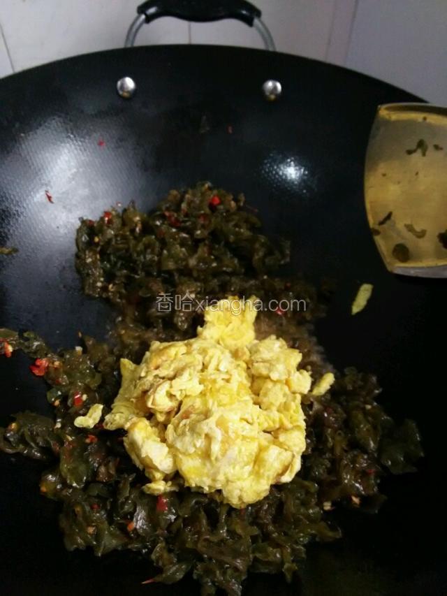 这时倒入炒好的蛋