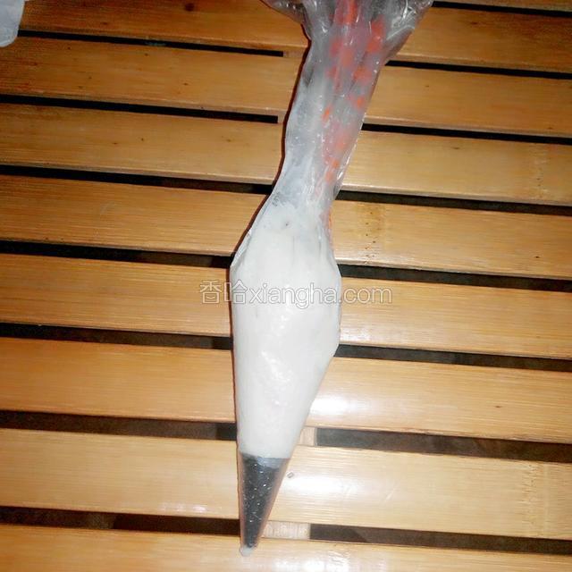 将其装在褶花袋中