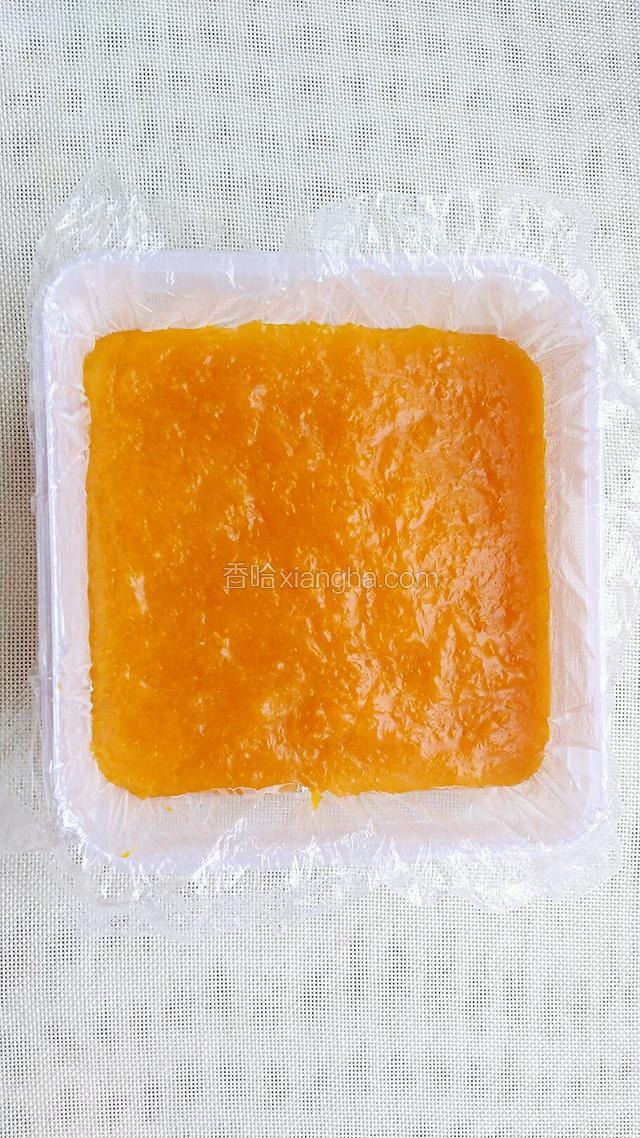 将粘稠的南瓜糊倒入准备好的容器中，用勺子整平表面。