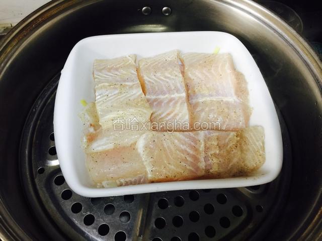将开水倒入锅中，开始蒸鱼，10分钟后取出