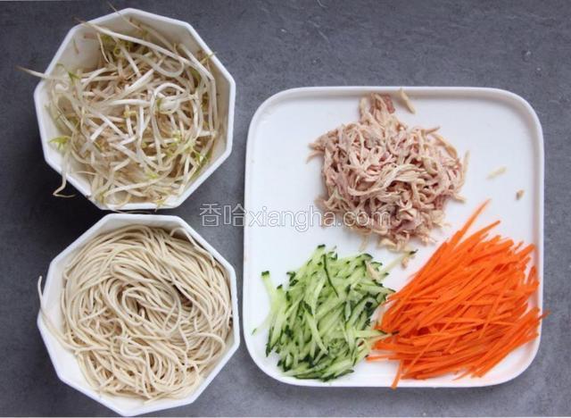 鸡腿晾凉，将鸡腿肉拆下撕成细丝。黄瓜、胡萝卜洗净切成丝，豆芽洗净备用，新鲜切面准备好。
