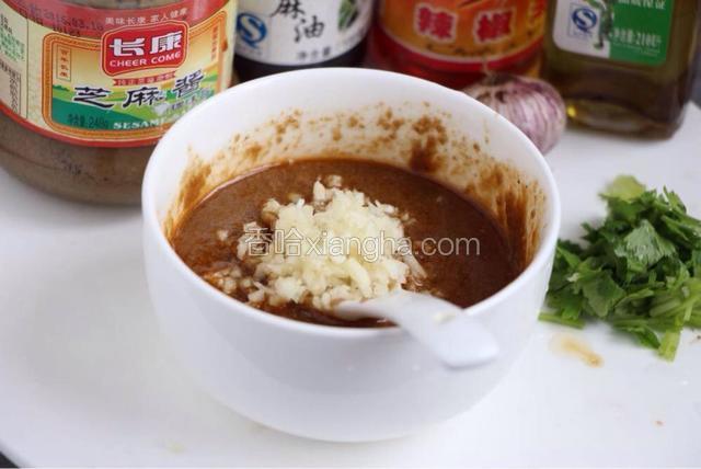 准备好调料：芝麻酱3汤匙用3汤匙水兑开，加香油2汤匙、生抽3汤匙、醋1汤匙、糖1汤匙、鸡精1茶匙、花椒油1茶匙、红油2汤匙、剁成蓉的蒜3瓣、香菜末适量。