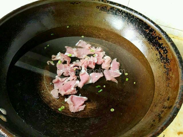 羊肉切片凉水下锅里，待汤开撇去血沫子  ，煮30分钟。
