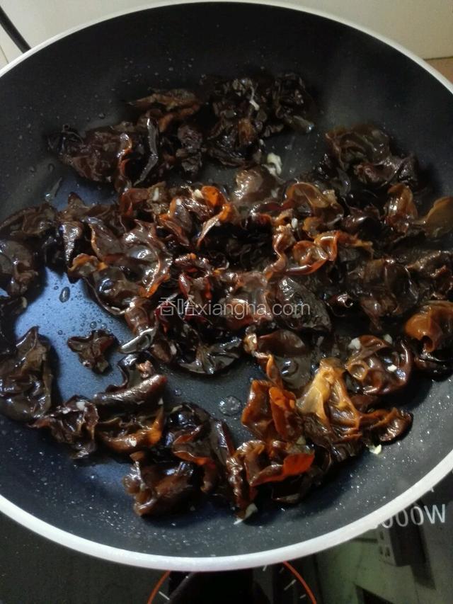 然后倒入锅里与蒜末一起翻炒。