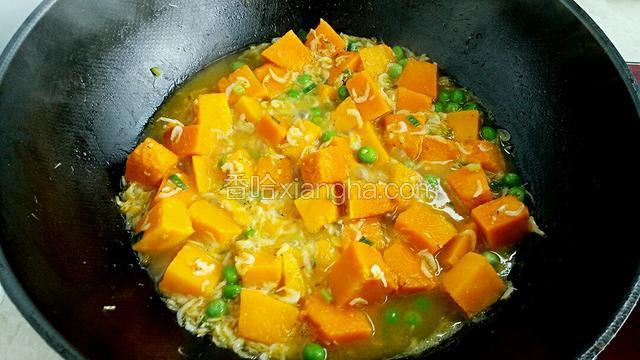 添入适量清水和食材一平，大火炖开后改中小火炖煮15分钟左右。