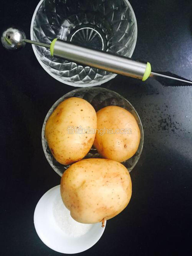 新鲜土豆三个，挖球器一个！白糖适量，我三个土豆大概用了60克白糖吧，我没称，自己觉得差不多就行了三个土豆挖不出多少，我买的土豆太小啦，大点的就好啦