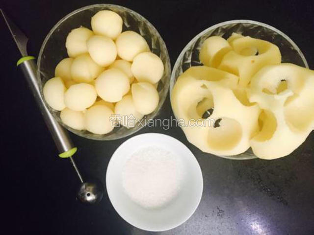 把土豆处理干净，削去外皮，就开始挖啦，下面是挖好的，土豆球如果你没有挖球器，那就试试奶粉的勺子吧，土豆很硬，亲要小心挖，我没用过奶粉勺，我只是建议，如果做不成，不要怪我哈由于第一次做，土豆太硬，我挖出来的土豆都是半个半个的没有一个是完整圆的，半个就半个吧，不美观，也不影响口感