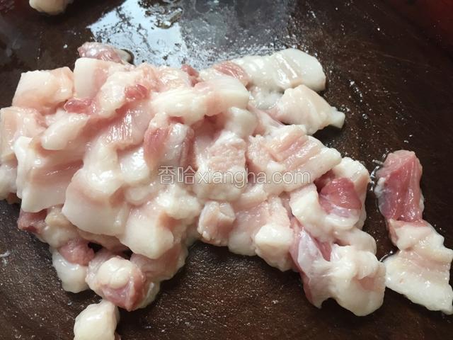 五花肉洗净切片备用