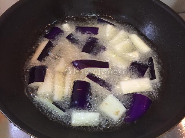 热锅下油炸茄子