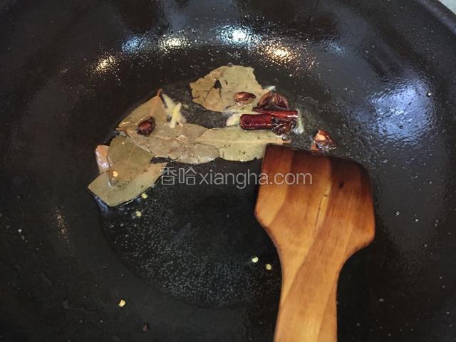 热锅下油爆香干辣椒 香叶 姜丝 八角