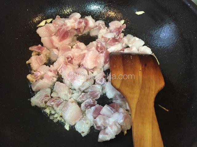 捞出香叶 八角 加入蒜蓉爆香 肉片爆炒一下