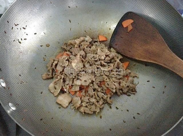 炒至胡萝卜快断生，加入肉片，继续翻炒。