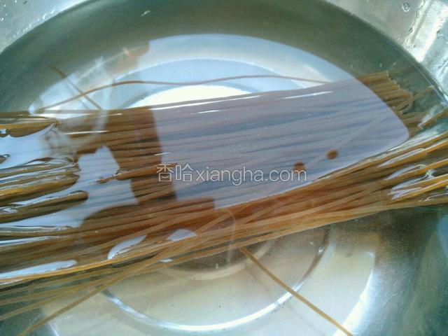 冷面先用清水泡两个小时左右，泡软