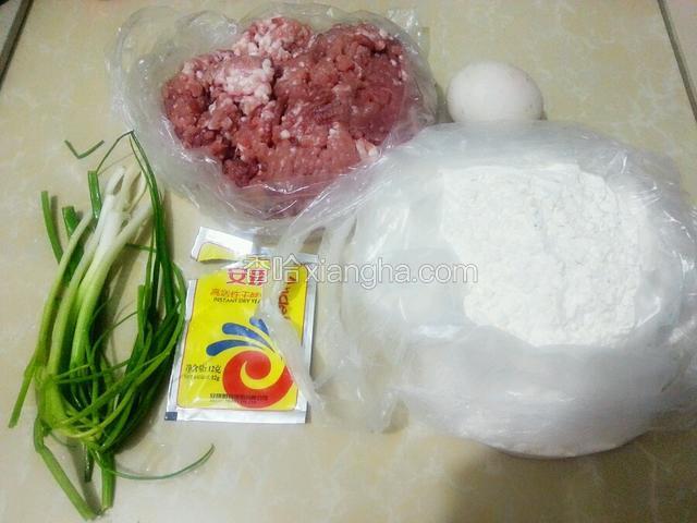 准备好面粉，猪肉末，酵母，鸭蛋和小葱