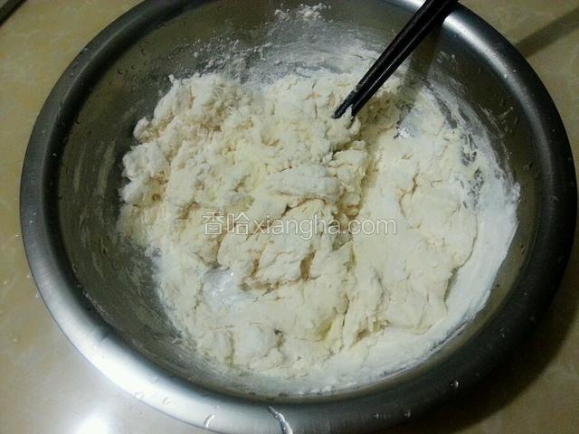 用筷子搅拌成絮状，用手开始揉