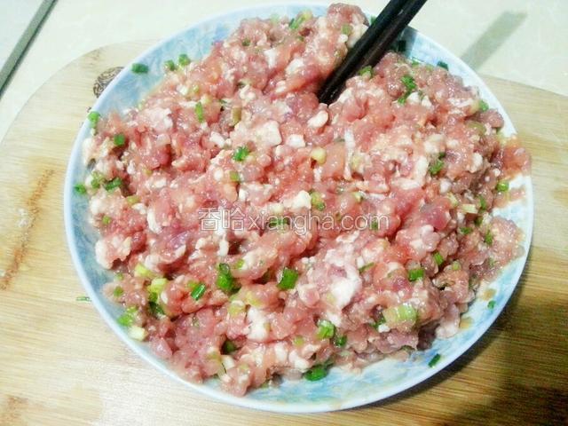 搅拌均匀，肉馅更加黏性