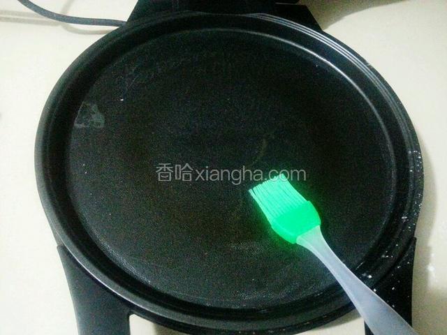 电饼档预热，上下加热，用刷子刷一层油